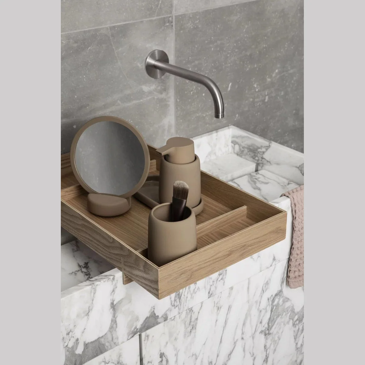 blomus SONO Seifenspender, minimalistisches Design, 250ml, Soft-Touch-Oberfläche, hochwertige Keramik 2