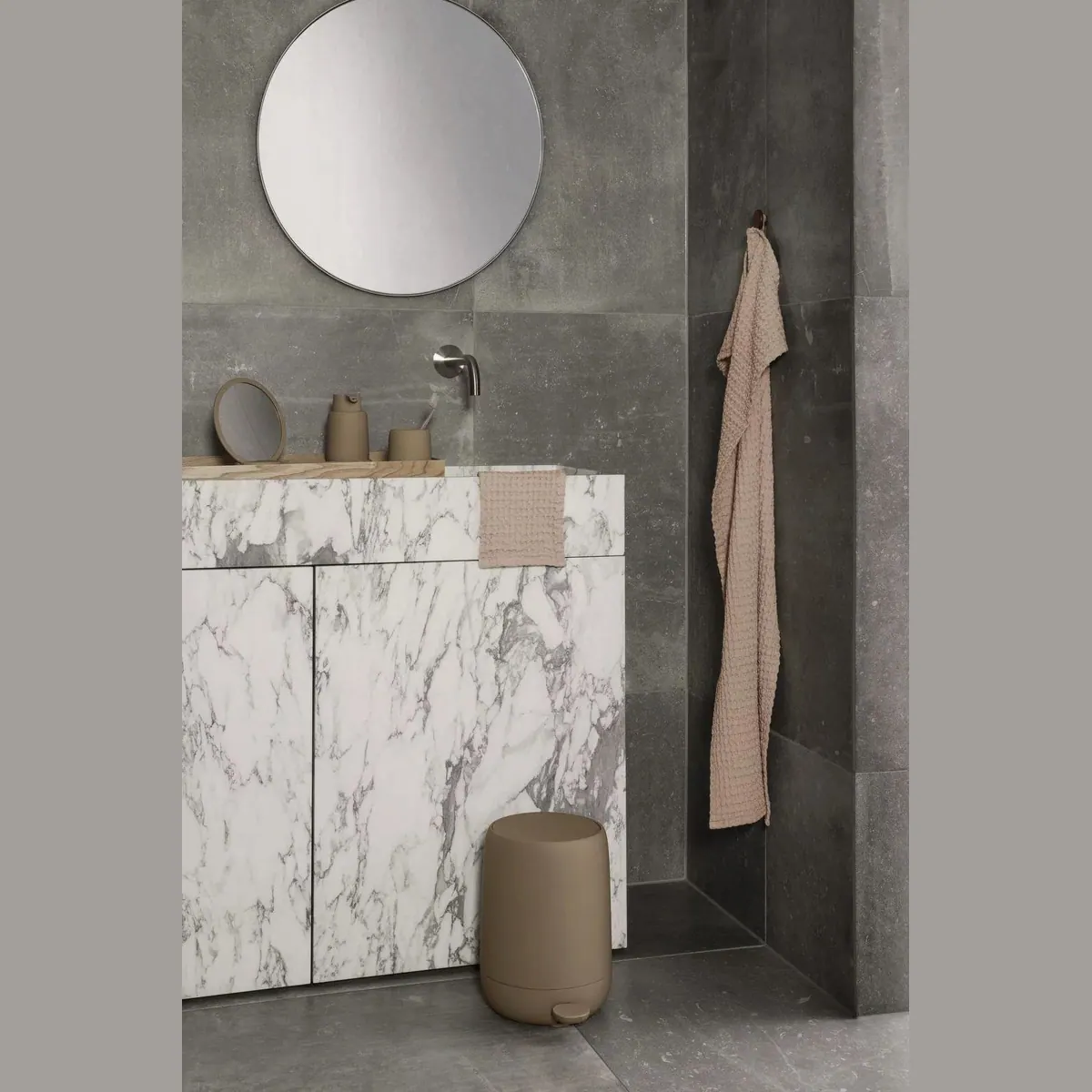 blomus SONO Seifenspender, minimalistisches Design, 250ml, Soft-Touch-Oberfläche, hochwertige Keramik 3
