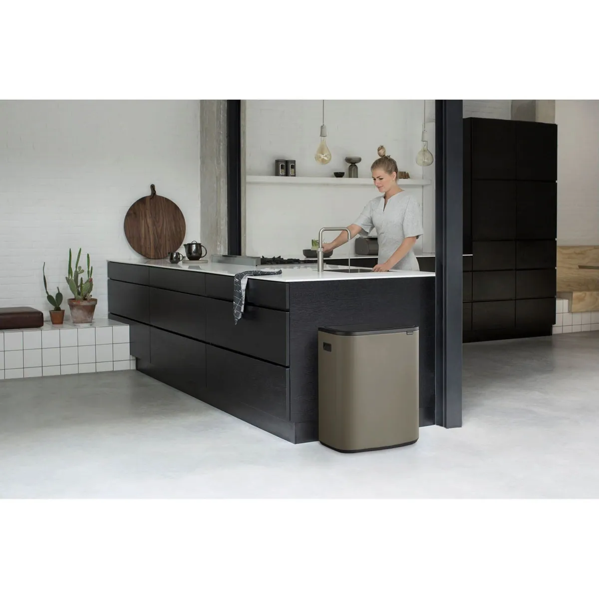 Brabantia Bo Touch Bin, 2 x 30L, Soft-Touch-Öffnungssystem, platzsparendes Design 2