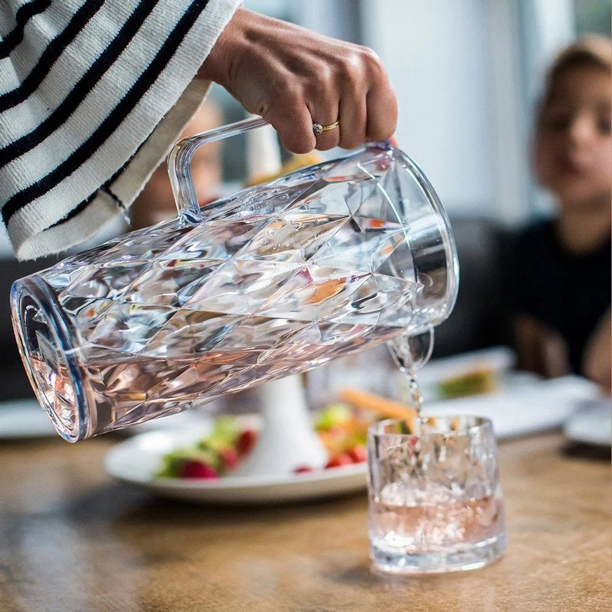 koziol Kanne CRYSTAL, 1,6 l Fassungsvermögen, spülmaschinengeeignet, modernes Design 5